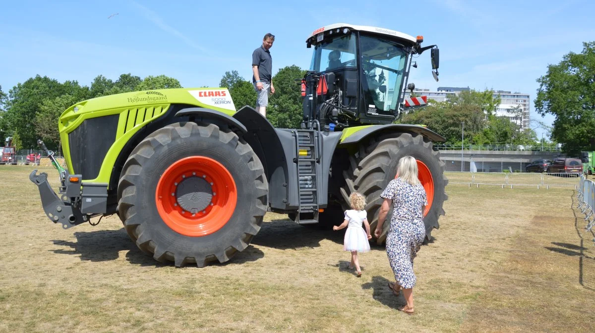 Muligheden for at prøve en tur i en stor traktor i den nye maskinring var et stort hit - også for små prinsesser.