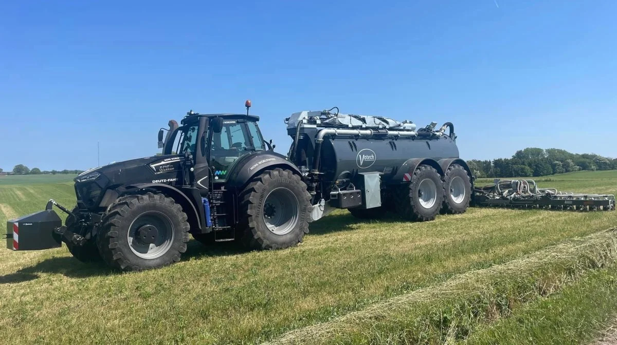 Det var en Deutz-Fahr 9340 TTV Warrior-traktor, der trak læsset - en Votech VG22 XXL DW med Kaweco ProJect 1200-græsnedfælder - til de to demonstrationer tidligere i juni måned.