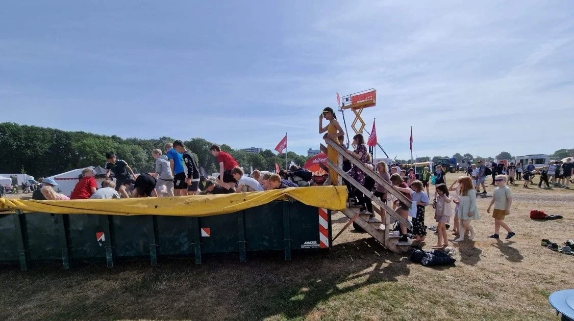 Der var trængsel ved den opstillede container ved Land & Fritid. Her kunne børnene tre gange dagligt, gå på jagt i kornet efter guldkarameller. Privatfoto: Pernille Pust 
