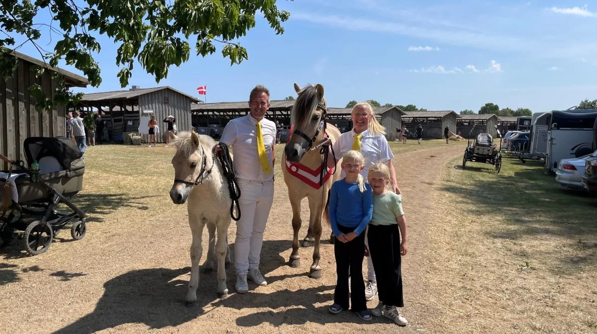 Familien Prinsholm Hansen er hvert år at finde på dyrskuet med deres børn og fjordheste. I år havde de hoppen Mø med, der vandt Skuets Bedste Følhoppe, samt føllet Mynte, der blev publikums favoritføl. Fotos: Mathilde Ellegaard