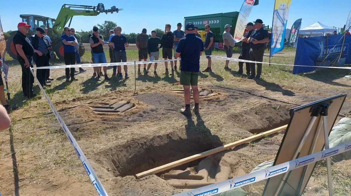 Hos Michelin havde man indrettet et demo-areal, hvor resultatet af to forskellige dæktryk med samme traktor og dæk kunne ses og opleves i forbindelse med dækdemo begge dage. Foto: John Ankersen