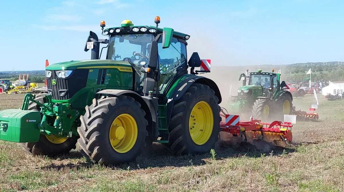 To identiske Fendt 936 Vario traktorer med ligeledes identiske Michelin 900/60 R42 Axiobib – den ene med 0,8 bar og den anden med 2.0 bar i dækkene, blev sammenlignet i aktion i marken. Foto: John Ankersen