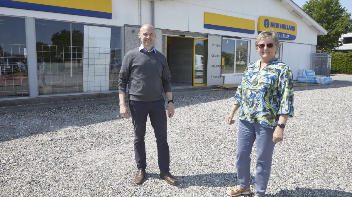 Tredje og fjerde generation hos Farmas A/S - foran afdelingen i Brønderslev, hvor der er gang i en renovering med blandt andet et nyt indgangsparti. Anette Rosengreen blev for snart 50 år siden ansat som kontorelev i faderens maskinhandel og har været administrerende direktør i tæt ved 25 år. Sønnen Ole Borup Rosengreen er underdirektør og på vej til at overtage ejerskabet. Fotos: Erik Hansen