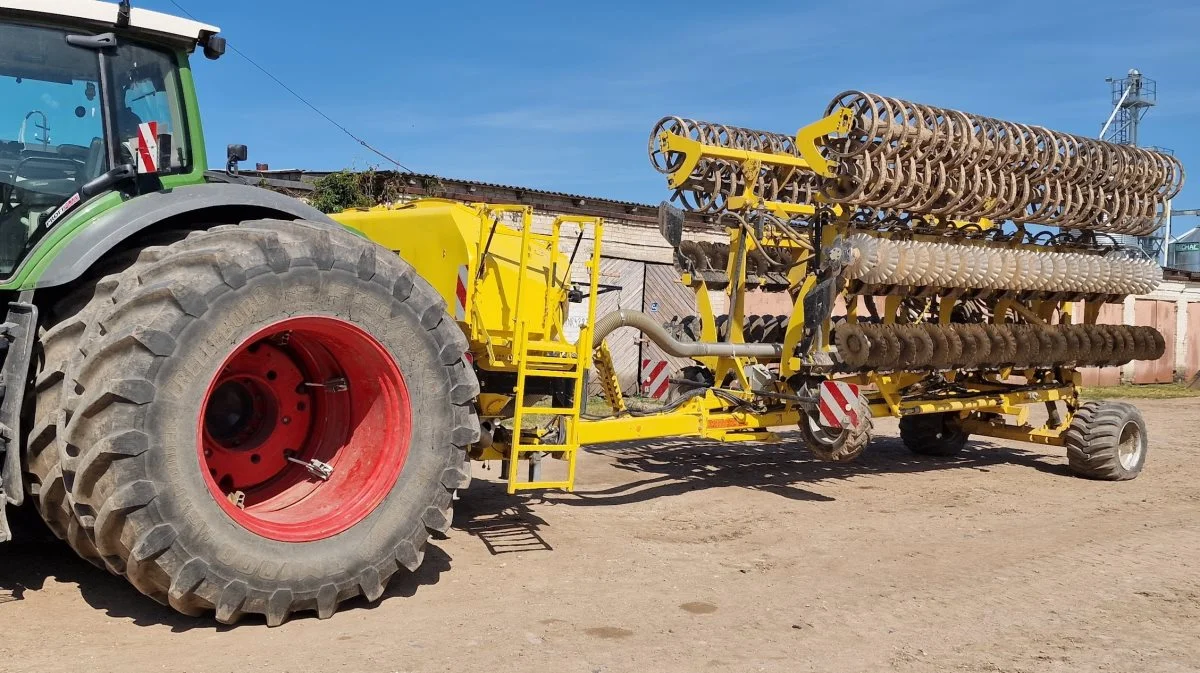 - Vi bruger både strip-till og minimum-till. Men har udfordringer med helt op til fem forskellige græsukrudtsarter, fortæller Marijus Kuklys.