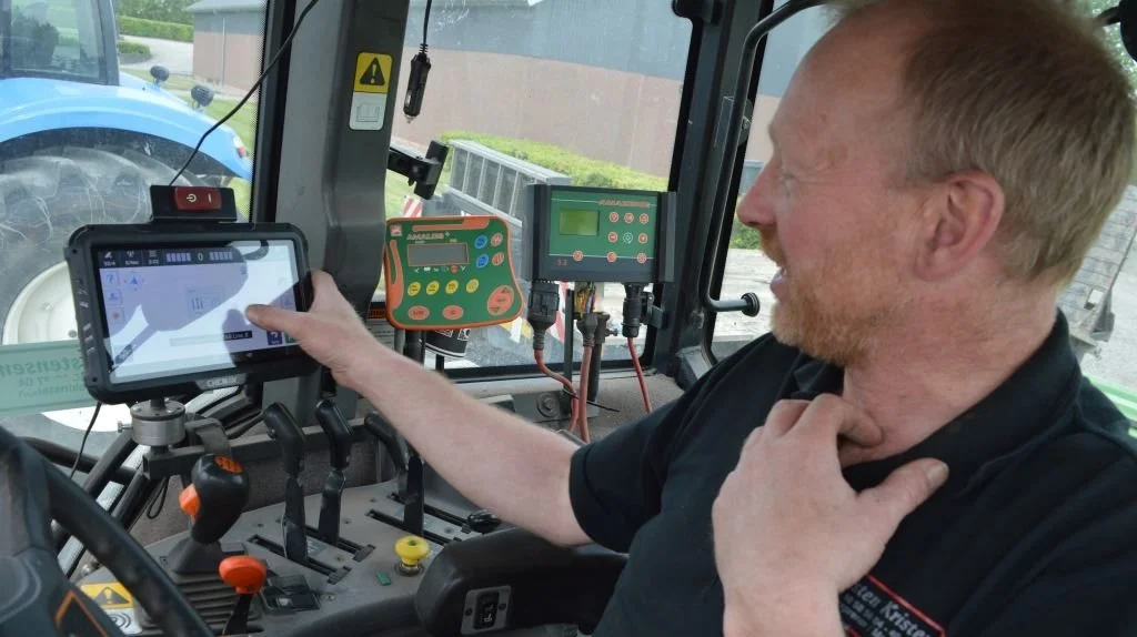 Brian, som er fast pilot på såsættet, konstaterer: - Egentlig var jeg modstander af autostyring, da alt for meget elektronik ikke lige er mig, og jeg har altid haft ry for at køre lige. Men jeg må indrømme, at det har været en stor lettelse her i foråret at køre med autostyring. Især når det er mørkt. Og ja, jeg er nu blevet afhængig.