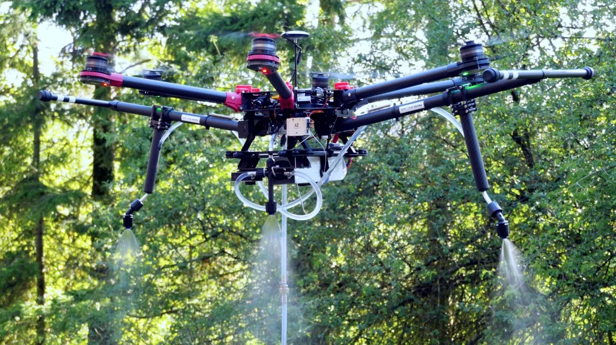 Intelligente og selvstyrende sprøjtedroner skal snart overtage marksprøjtningen. Det arbejder man på i et dansk projekt, der skal afsluttes i 2024. Her ses et eksempel på en sprøjtedrone, der ikke indgår i projektet. Arkivfoto