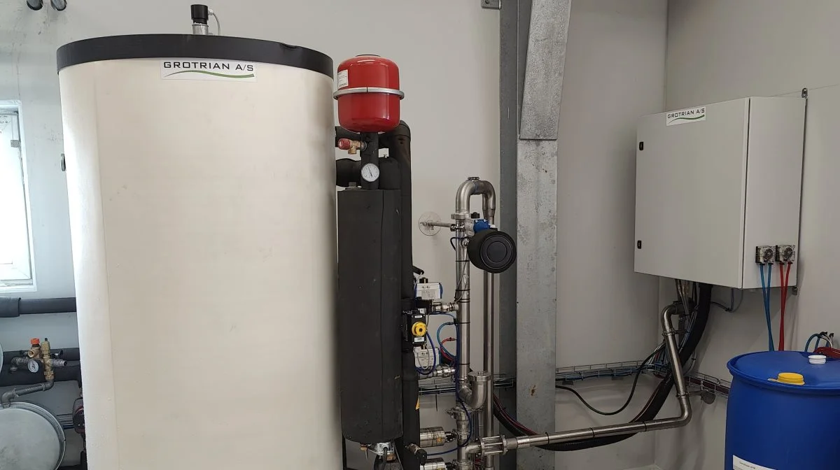 Den 1.000 liter trykløse varmtvandsbeholder opvarmes via en særskilt centralvarmeunit, hvortil »centralvarmevandet« cirkuleres ved hjælp af en lille pumpe. Fotos: Grotrian