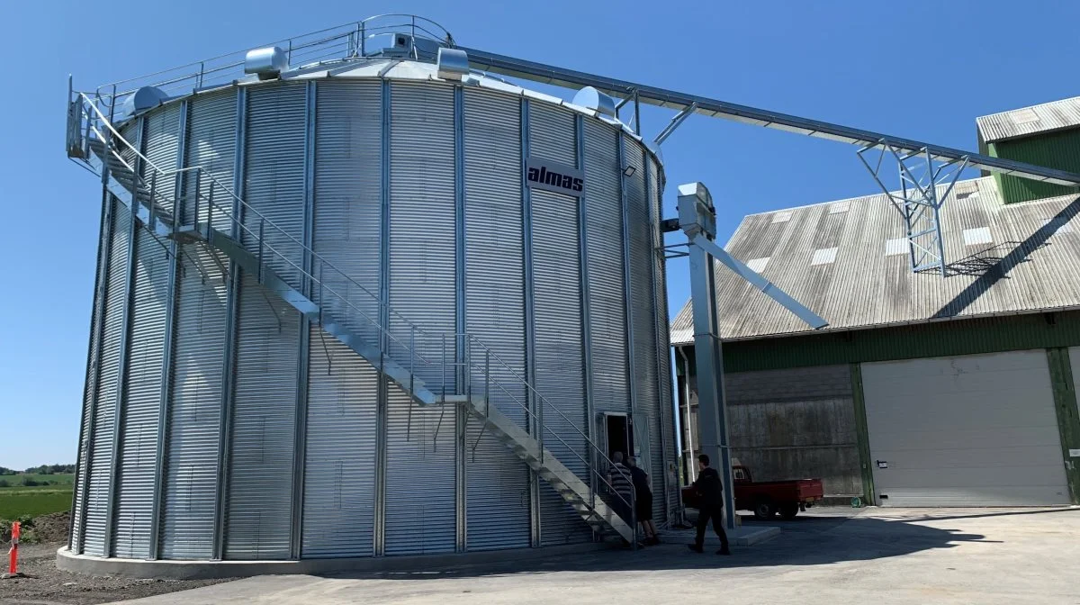 Almas Korn A/S har opført den nye silo på Kostervig, der må vente lidt på installationen af det nye renseri. Foto: Jesper Hallgren