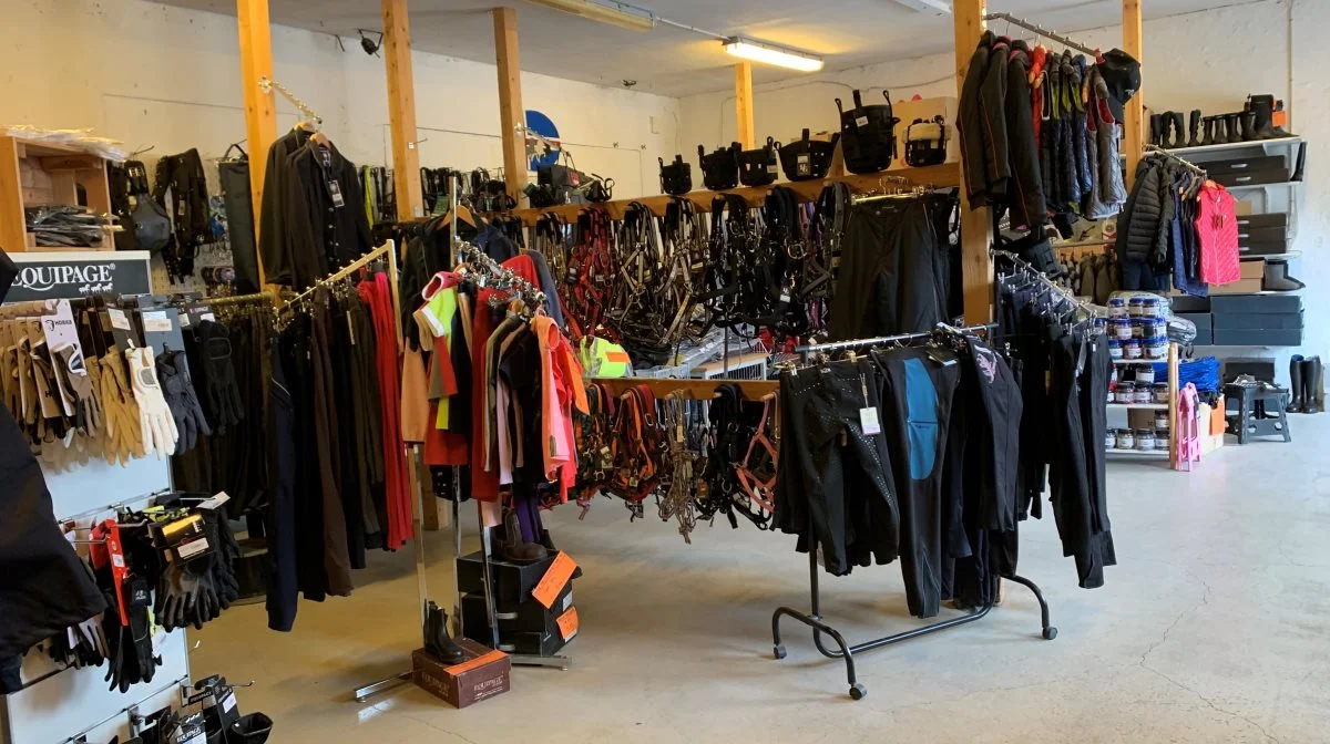 Hos Drømmedyr ved Sorø og på www.drømmmedyr.dk findes alt til hest og rytter, og der er især et stort udvalg af ridebukser, ridejakker, ridestøvler og ridehjelme. Foto: Jesper Hallgren