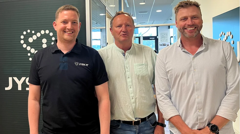 Simon Husballe, afgående direktør hos Jysk IT, Peter Thomsen og Christian Wegener, ny direktør, på kontoret i Billund. Foto: Sagro