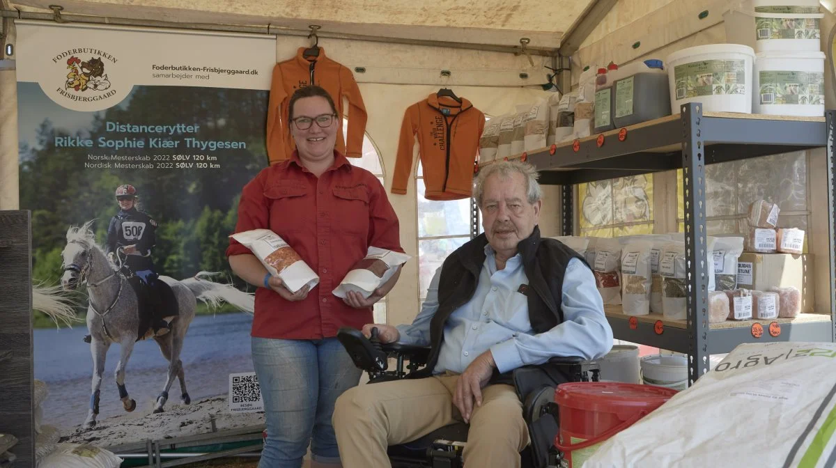 Overdragelsen af Natur First hvidløgsprodukterne og de øvrige forhandlinger markerede indehaveren af Foderbutikken Frisbjerggaard, Lise Ploug Elkjær, og Ulrik Brejnholt, Husdyr-Helse på årets fynske dyrskue. Foto: Erik Hansen 

