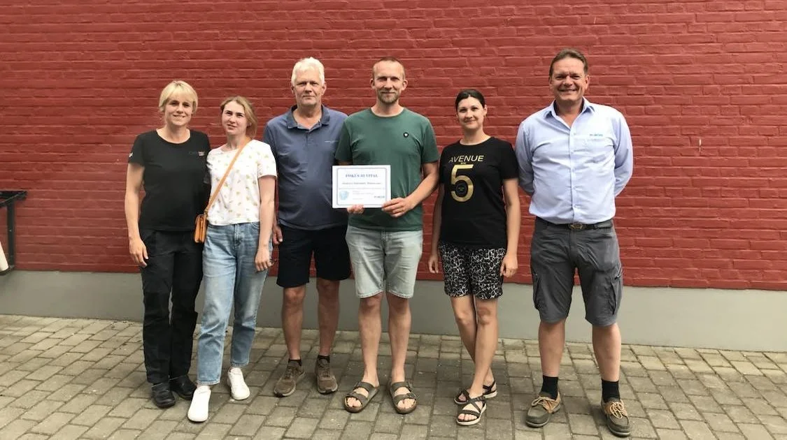 Vinder af størst fremgang 2023 blev Snedlund. Fra venstre ses Porcusdyrlæge Anne Priebe Schmidt, Juliia Rysich, Jørn Peter Larsen, Harald Snedker, Katja Klumenko og dyrlæge Kristian Havn, Porcus. Fotos: Porcus