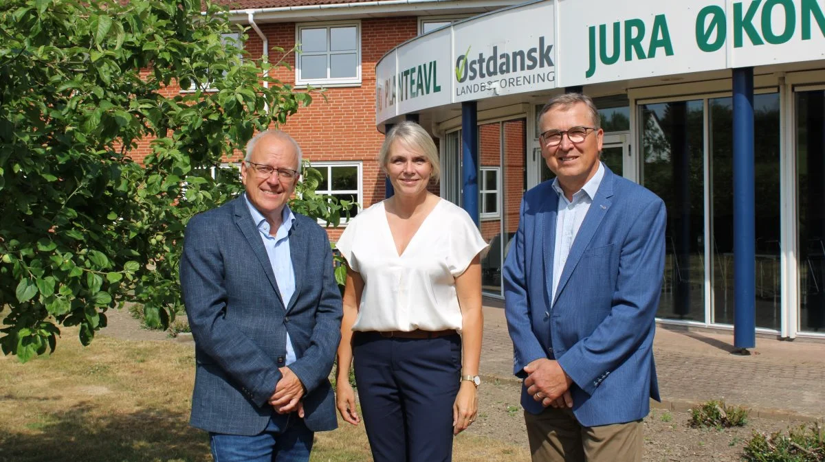 Den kommende direktør i Østdansk Landboforening, Mette Engel, sammen med konstitueret direktør, Søren Olsen (tv.) og næstformand Henrik Nordgaard. Foto: Østdansk Landboforening