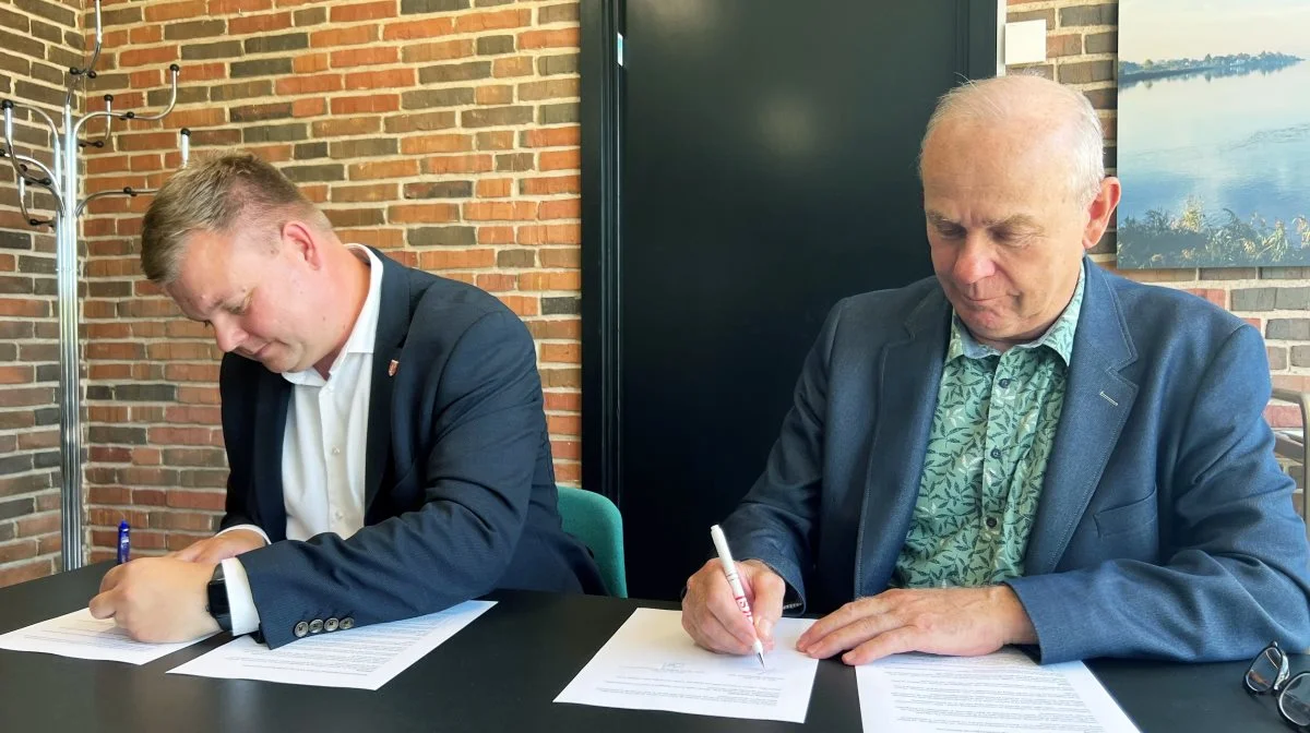 Borgmester i Guldborgsund Kommune, Simon Hansen (tv.), og næstformand i den rådgivende landbrugsorganisation VKST, John Nielsen (th.) skrev torsdag under på en partnerskabsaftale, der forpligter parterne til et tæt samarbejde om reduktion af CO2-udledningen. Foto: Guldborgsund Kommune