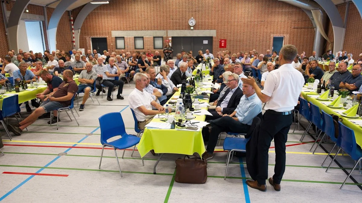 8,3 millioner tønder kartofler blev der forarbejdet på de to fabrikker i løbet af regnskabsåret. Her ses de fremmødte til generalforsamlingen i Helle Hallen. Fotos: AKD