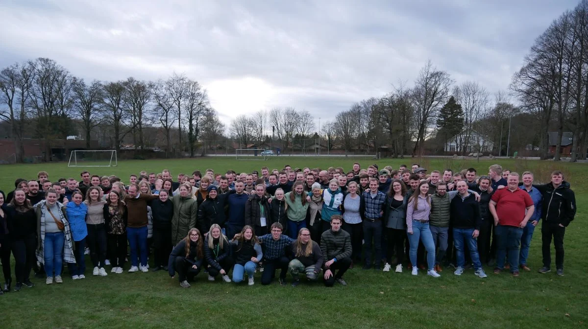 Der er kommet flere og flere ansigter med i billedet, når LandboUngdom tager fællesfoto. Foreningenhar vist flaget flere steder, blandt andet til Roskilde Dyrskue. Foto: LandboUngdom