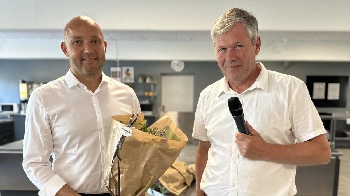 Skolens formand Lars Tolstrup (th.) bød, om end lidt på bagkant, velkommen til forstander Jakob Autzen. Han startede i 2020, men på grund af den daværende corona-situation, blev der aldrig holdt en velkomstreception for ham.