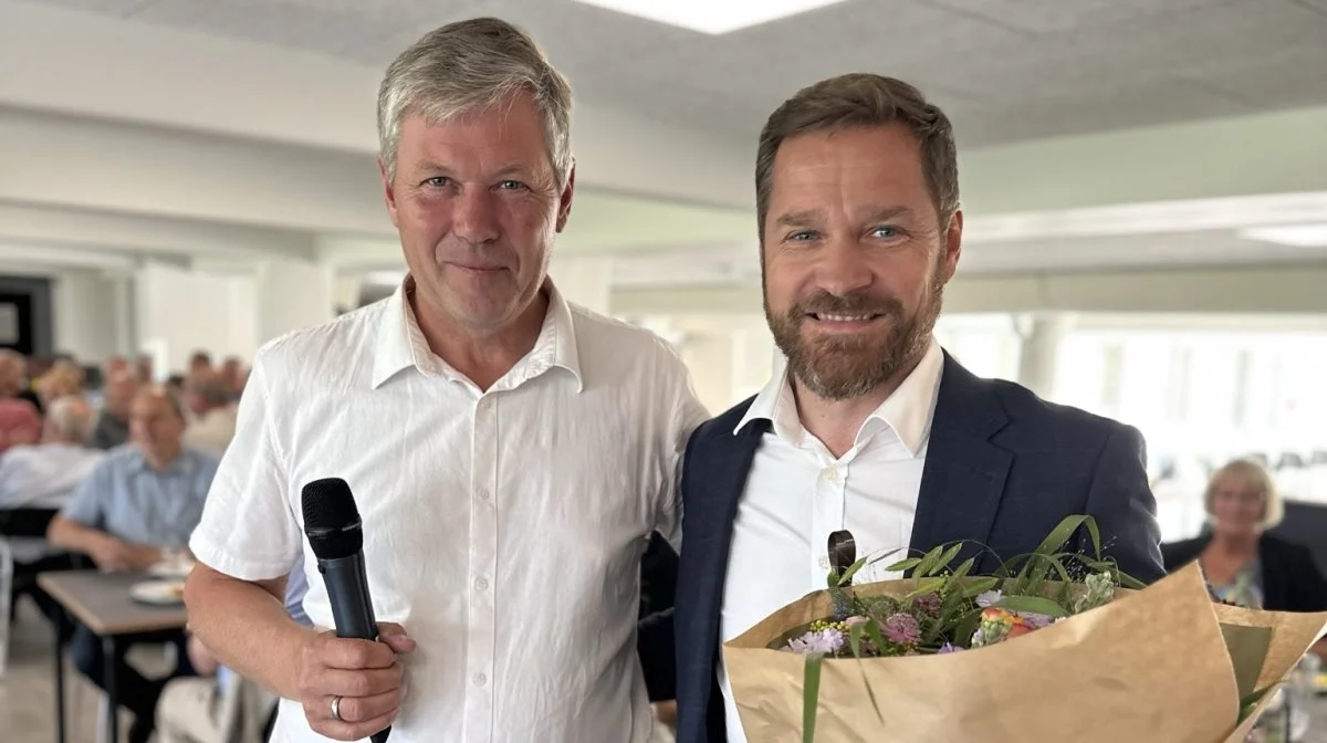 Der blev også sagt pænt farvel og tak til skolens tidligere formand Erik Poulstrup (th.), som i 2020 lod stafetten gå videre til Jakob Autzen. Noget der aldrig blev markeret på grund af corona-pandemien.