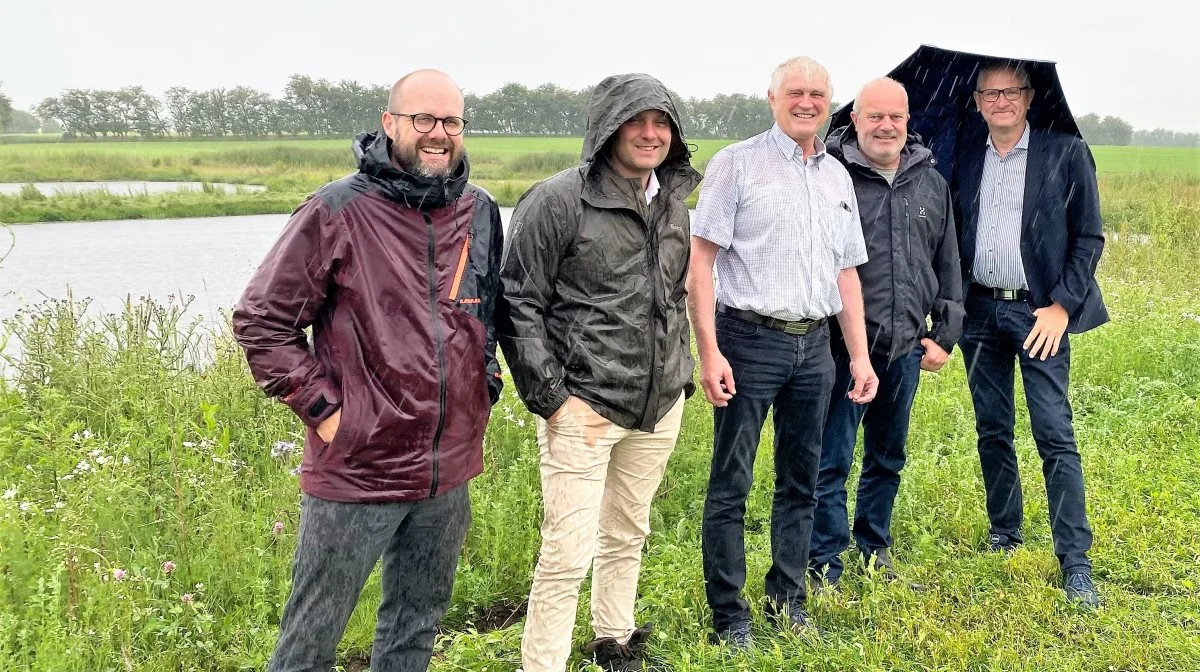 Det politiske arrangement med Moderaternes Henrik Frandsen, til højre, blev afsluttet i silende regn foran et miniområde i Kastvrå ved Sommersted. Fra venstre er det sektordirektør for Landbrug & Fødevarer Planteproduktion, Peter Nyegaard Nissen, formand for Landbrug & Fødevarer Syddanmark, Henrik Jessen, samt bestyrelsesmedlemmerne Johan Schmidt og Søren Laustsen. Fotos: L&F Syddanmark