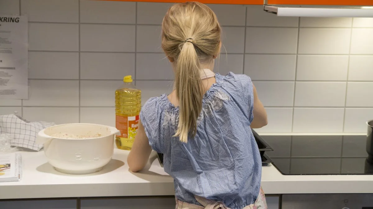 Hvert femte barn bliver slet ikke spurgt, om de vil mere med i køkkenet, og hen mod hvert fjerde barn har oplevet at få et nej, når de gerne vil hjælpe til. Foto: Colourbox