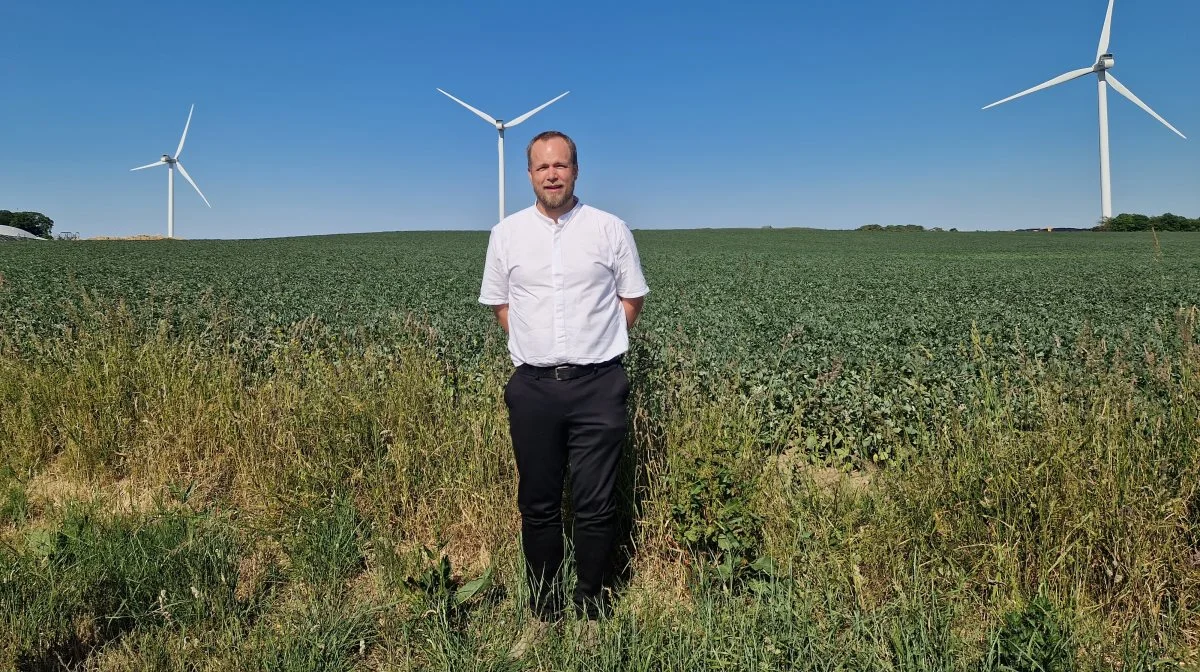 En stor interesse for vindmøller førte Peder Rønn Jensen fra jobbet som lærer til Fjordland, hvor han i dag er energirådgiver. Foto: Fjordland
