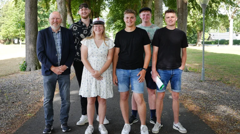 Dalum Landbrugsskoles fem første nyuddannede landmænd (fra venstre):
Jens Munk Kruse (forstander), Mathias Høiland, Laura Hald Eriksen, Daniel Kronberg,
Nicklas Nancke og Oliver Lægdsmand Hansen.

