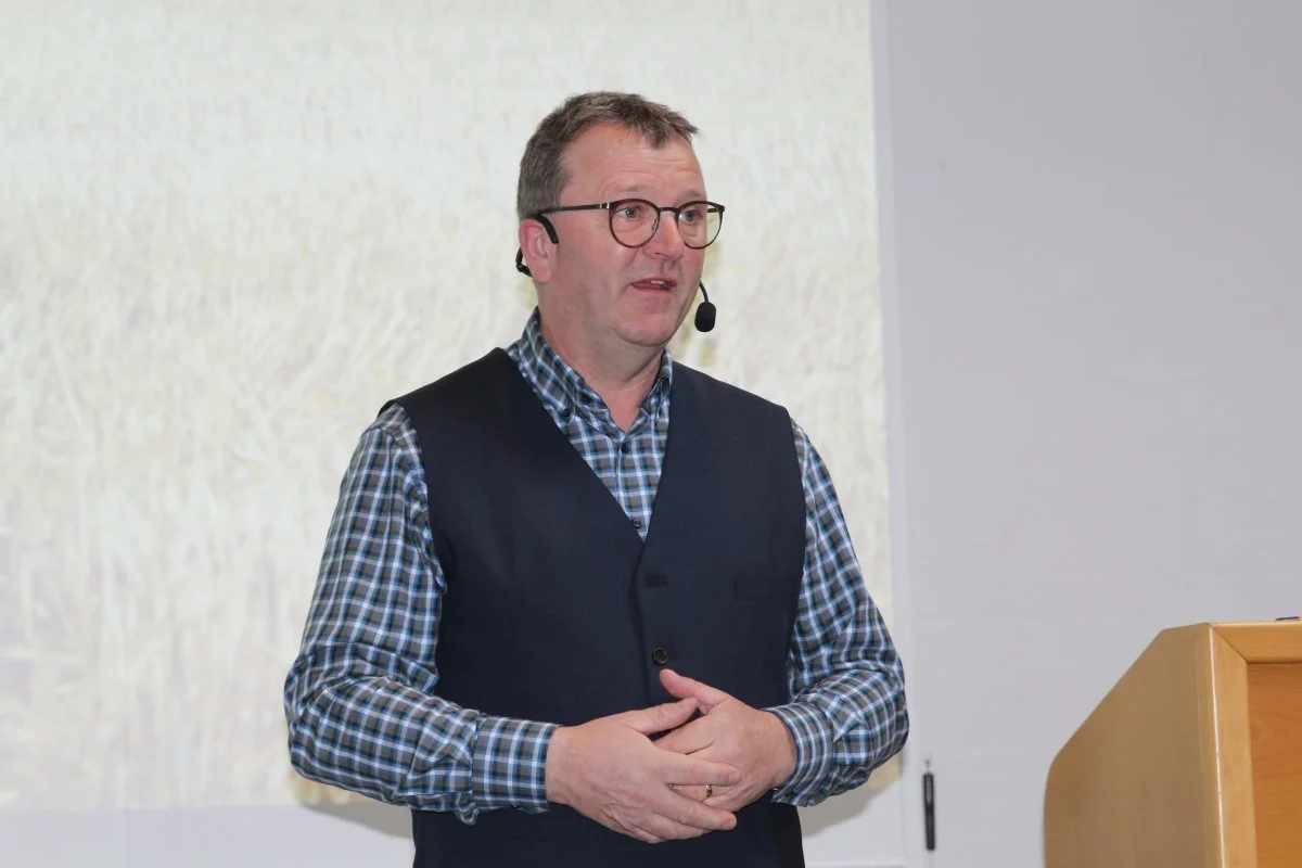 Formand for DanskHalm, Erik Poulsen, opfordrer til at man inden høst får overblik over, om man kommer til at mangle halm til at opfylde kontrakter eller fodre sine dyr. Foto: Henriette Lemvig