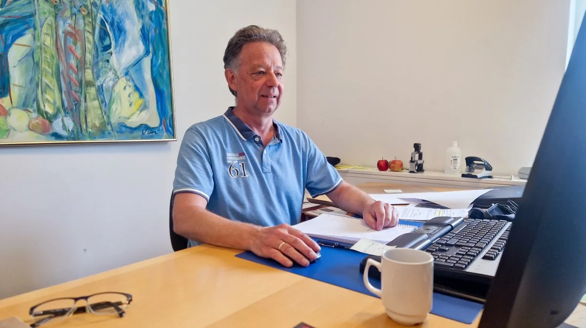 - Vi har mange handler ind over vores bord, siger karl-Åge Hornshøj Poulsen, der her dog ser ud til at have fået ryddet op på sit skrivebord. Fotos: Henning K. Andersen