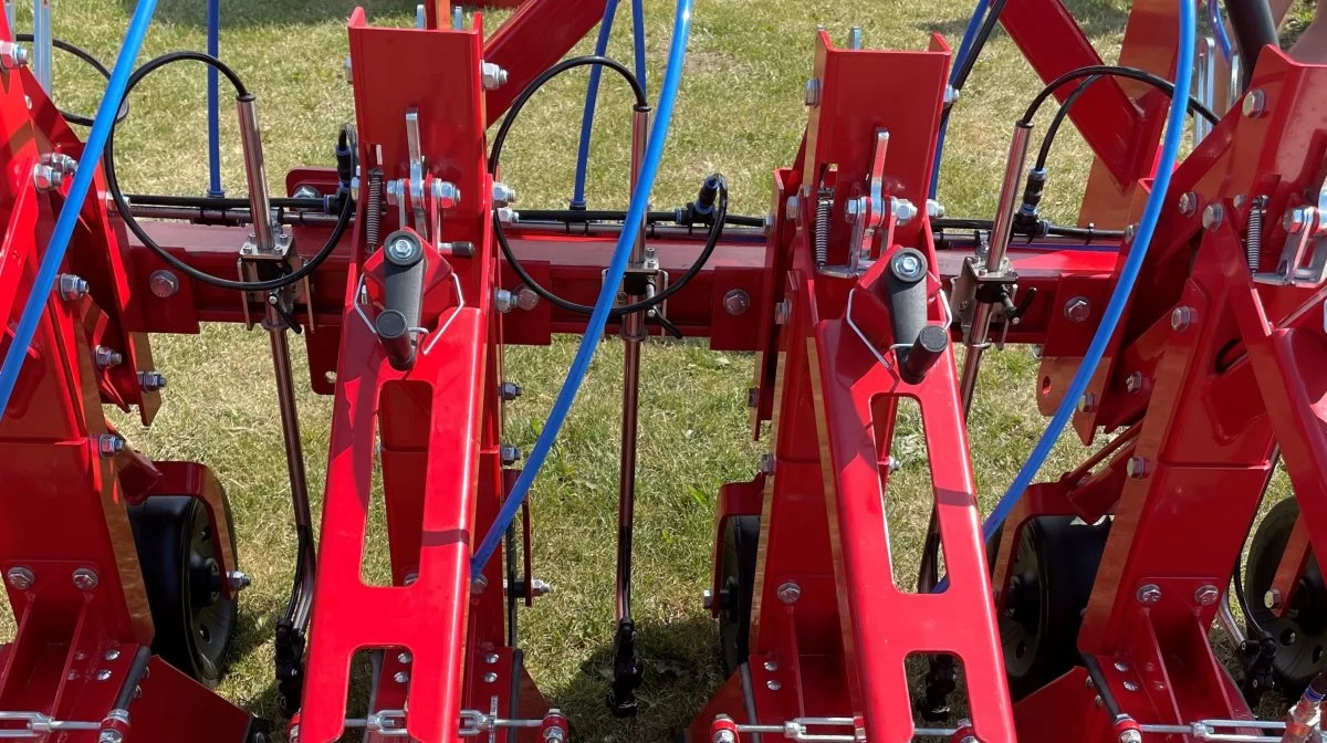 Rækkesprøjtesystemet fra Steketee er i stand til at sprøjte med én slags kemi i rækkerne, mens man sprøjter med et andet middel mellem rækkerne. Da systemet er bygget op om en ramme, kan man også skifte system og vælge at sprøjte i rækkerne og radrense mellem rækkerne.