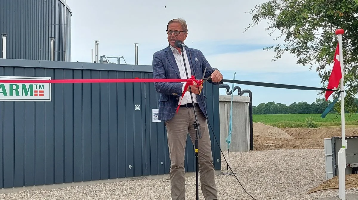 Europa-parlamentsmedlem for venstre og landmand, Asger Christensen, førte saksen da båndet skulle klippes ved den officielle indvielse af det nye anlæg på Gråsten Landbrugsskole. Foto: John Ankersen