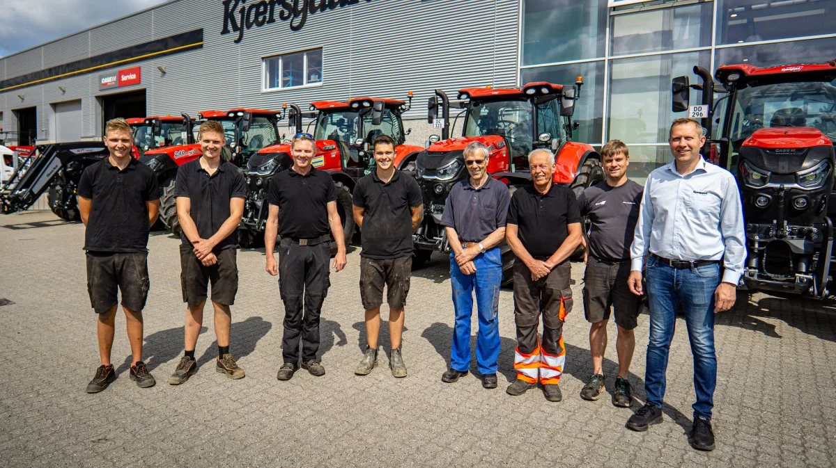 Fra venstre mod højre ses Rasmus Sørensen, medejer Lindaa-Balle Maskinstation, Frederik Sørensen, medejer, Alf Sørensen, medejer, Mathias Vernersen, maskinfører, Arne Feldballe, maskinfører, Ivan Kristensen, Maskinfører,  Jørn Andersen, værkstedsleder, S.D. Kjærsgaard samt Claus Sommer, Case IH-sælger, S.D. Kjærsgaard. Fotos: Alexander Dornwirth