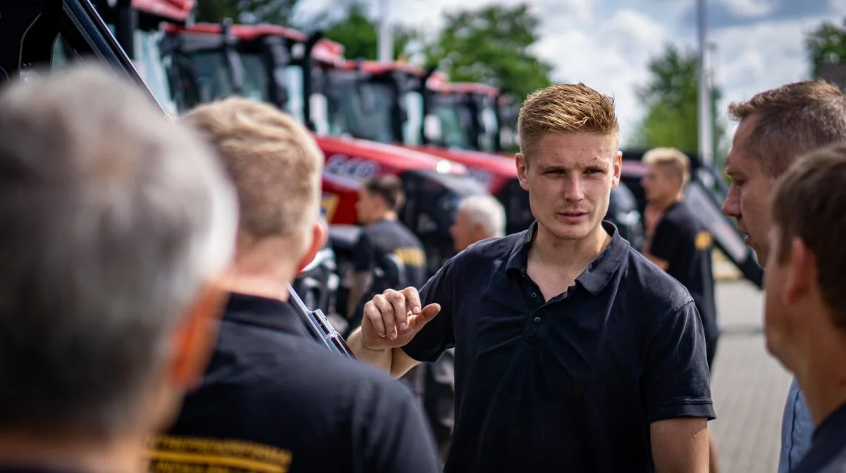 Inden traktorerne kan køre de få kilometer fra S.D. Kjærsgaard til maskinstationen, bliver de lige gennemgået en ekstra gang. I midten ses Frederik Sørensen, medejer og »direktør« i Lindaa-Balle Maskinstation.