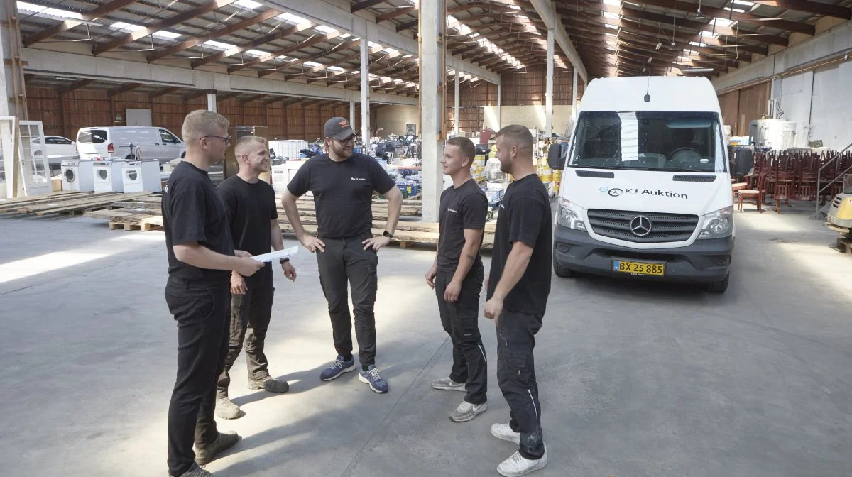 Otte fuldtidsansatte danner det unge team hos KJ Auktion. Driftsleder Jens Poulstrup Nielsen (tv) ses her sammen med nogle af kollegerne i den store auktionshal. Fotos: Erik Hansen