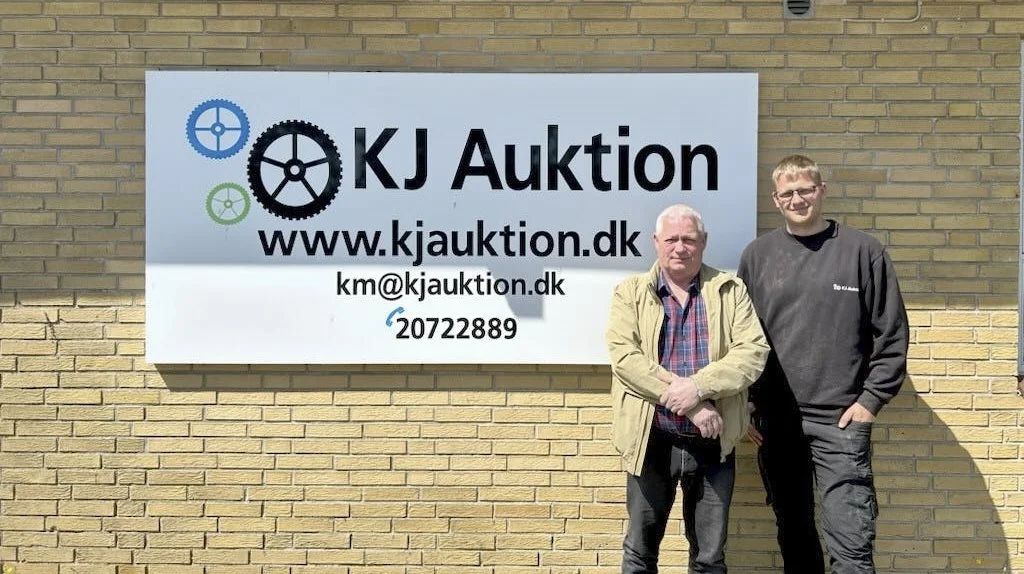 Indehaver Karsten Madsen og driftsleder Jens Poulstrup Nielsen foran KJ Auktions bygning i Hou ved Hals. 