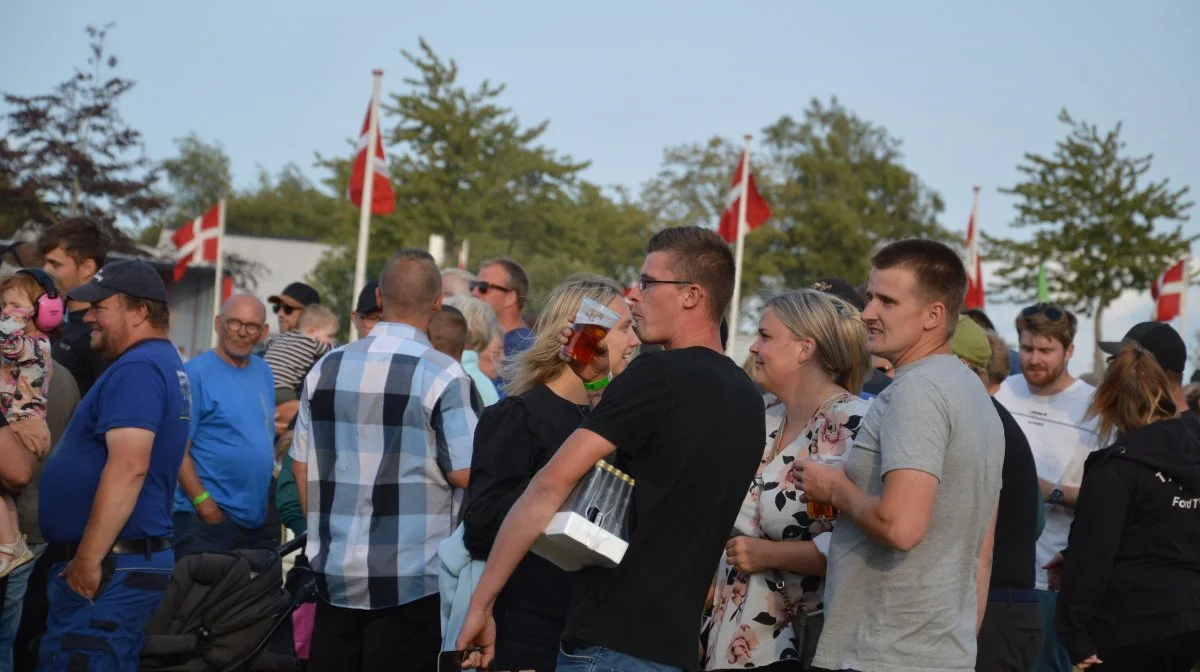 Med fuld fart på musikken i højtalerne, fadøl i hanerne, pølser på grillen, samt candyfloss og andet sødt til ganen i slikboden, blev arrangementet hurtigt til lidt af en folkefest.