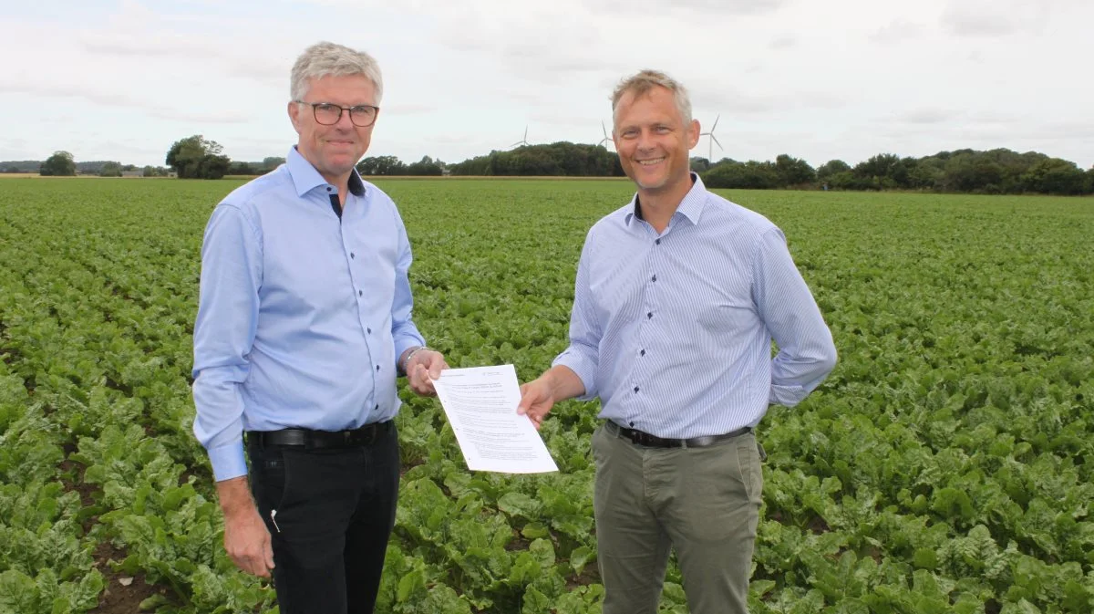 Formanden for Danske Sukkerroedyrkere, Troels Frandsen og Claus Nørgaard, chef for Agricentret i Nordic Sugar, og den nye aftale mellem parterne. Pressefoto