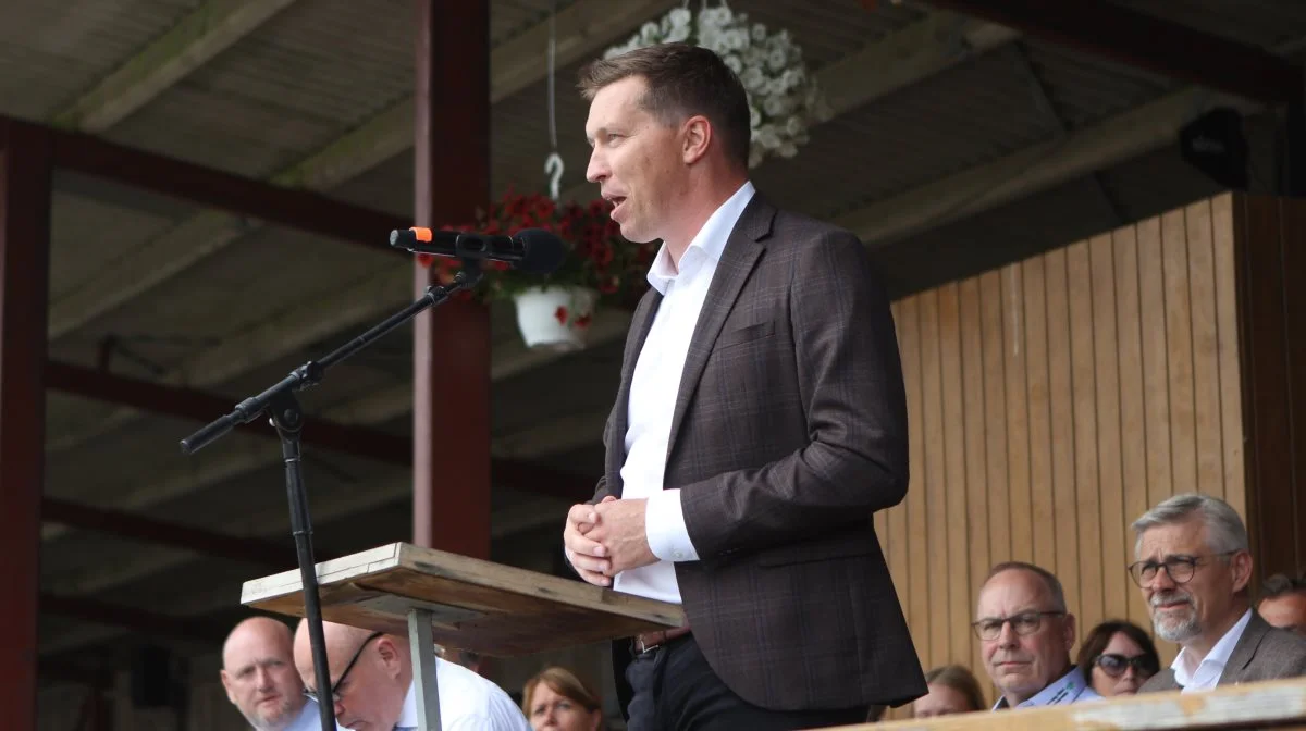 Søren Søndergaard, formand for Landbrug & Fødevarer kom på talerstolen efter Folketingets formand, Søren Gade, ved den officielle åbning af Landsskuet. Foto: Line Brusgaard