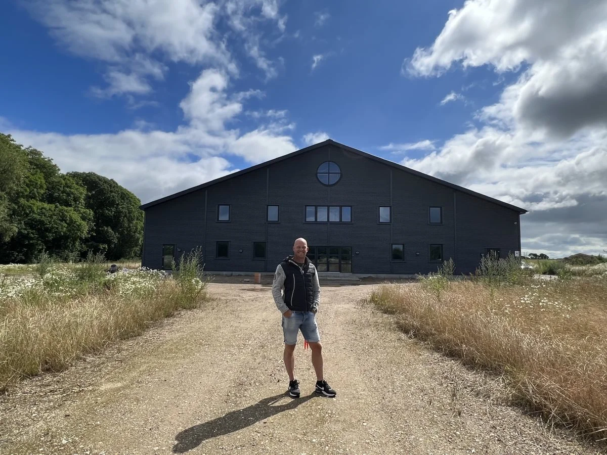 Det kræver således meget at være landmand i dag, hvor mange kasketter skal tages i brug. Med en stor virksomhed kræver det en del ressourcer at søge informationer til det gode beslutningsgrundlag, hvorfor Søren bruger store dele af sin arbejdstid på analyse og informationssøgning. 