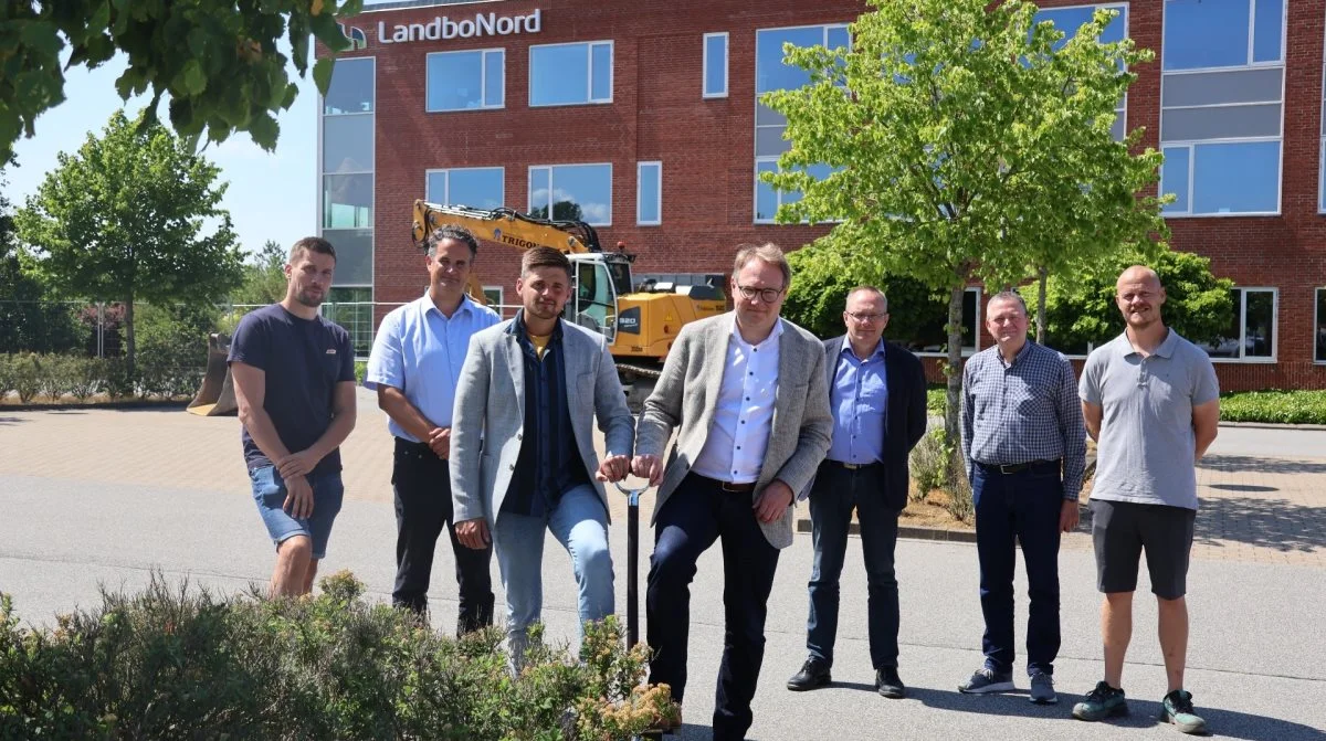 Til LandboNord-byggeriets første spadestik var fra venstre: Nicolai Suhr Larsen, projektchef i A/S Trigon, Mark Krebs, arkitekt MAA og partner i Bjerg Arkitektur A/S, Mikkel Mørk Westergaard, adm. direktør i A/S Trigon, Uffe Bertelsen, adm. direktør i LandboNord, Torben Farum, formand for LandboNord, Jørgen Olesen, beregner i A/S Trigon og Thomas Haahr Jensen, projektchef i A/S Trigon. Foto: LandboNord