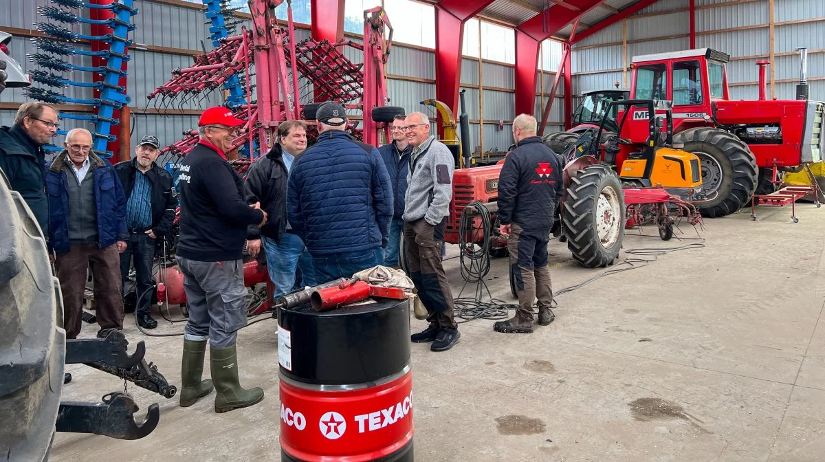 Udover den økologiske planteproduktion, så har Ulvedal Landbrug en stor passion for de gamle, ikoniske knækstyrede Massey Ferguson-traktorer, som de bruger i den daglige drift. Rundvisningen i maskinhuset gav mange af deltagerne julelys i øjnene.