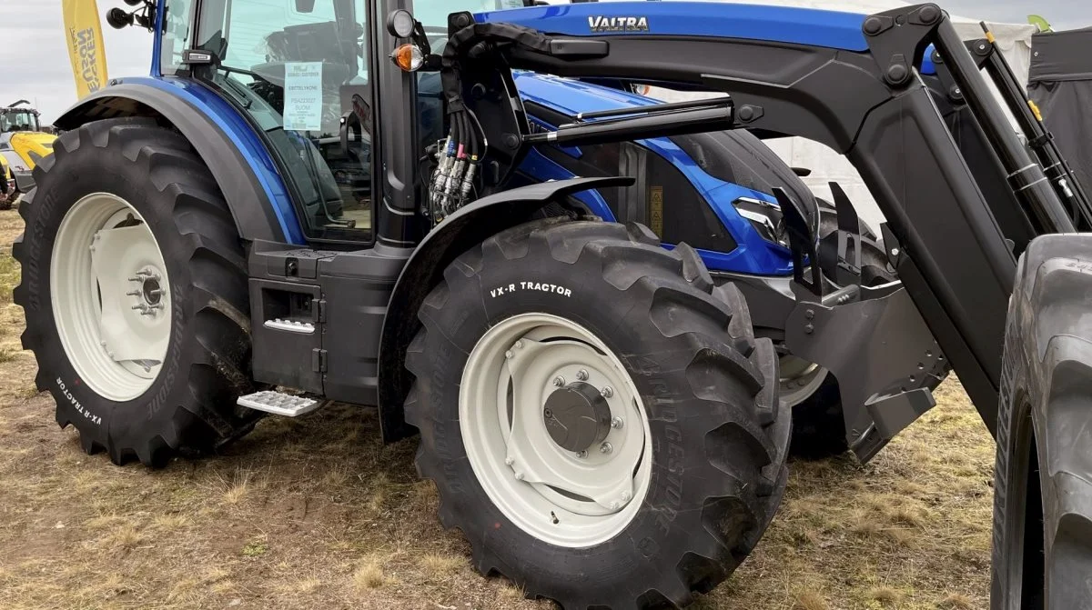 Det nye Bridgestone VX-R Tractor-dækserie er konstrueret af en robust karkasse med ekstra dybe og lange klodser, der sikrer god trækkraft og længere levetid, ligesom serien giver en bedre brændstoføkonomi.