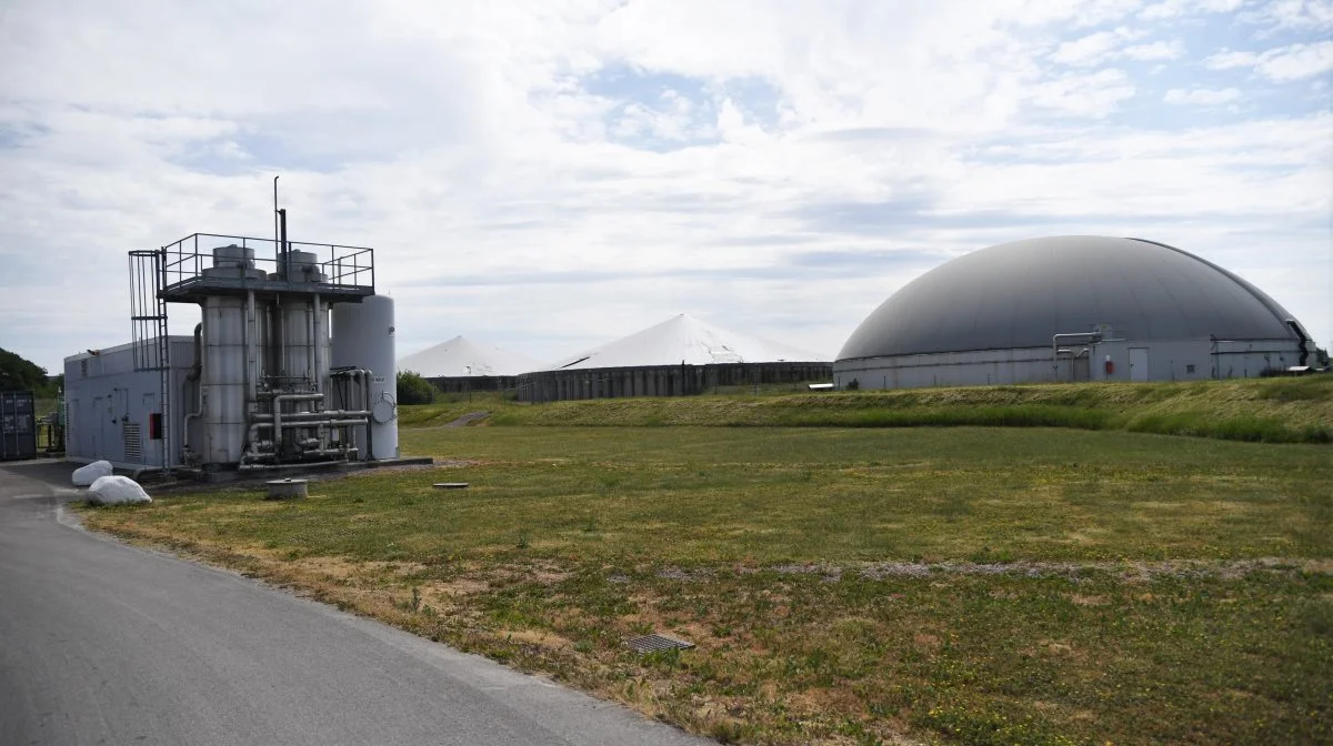 Det kræver energi at få pumpet vandet fra søen hen til markerne. Men det sørger et biogasanlæg, som Wrams Gunnarstorp opførte i 2007, for. Det drives i samarbejde med det danske biogasselskab Bigadan. Foto: Cornelia Smet/ European Union 2023