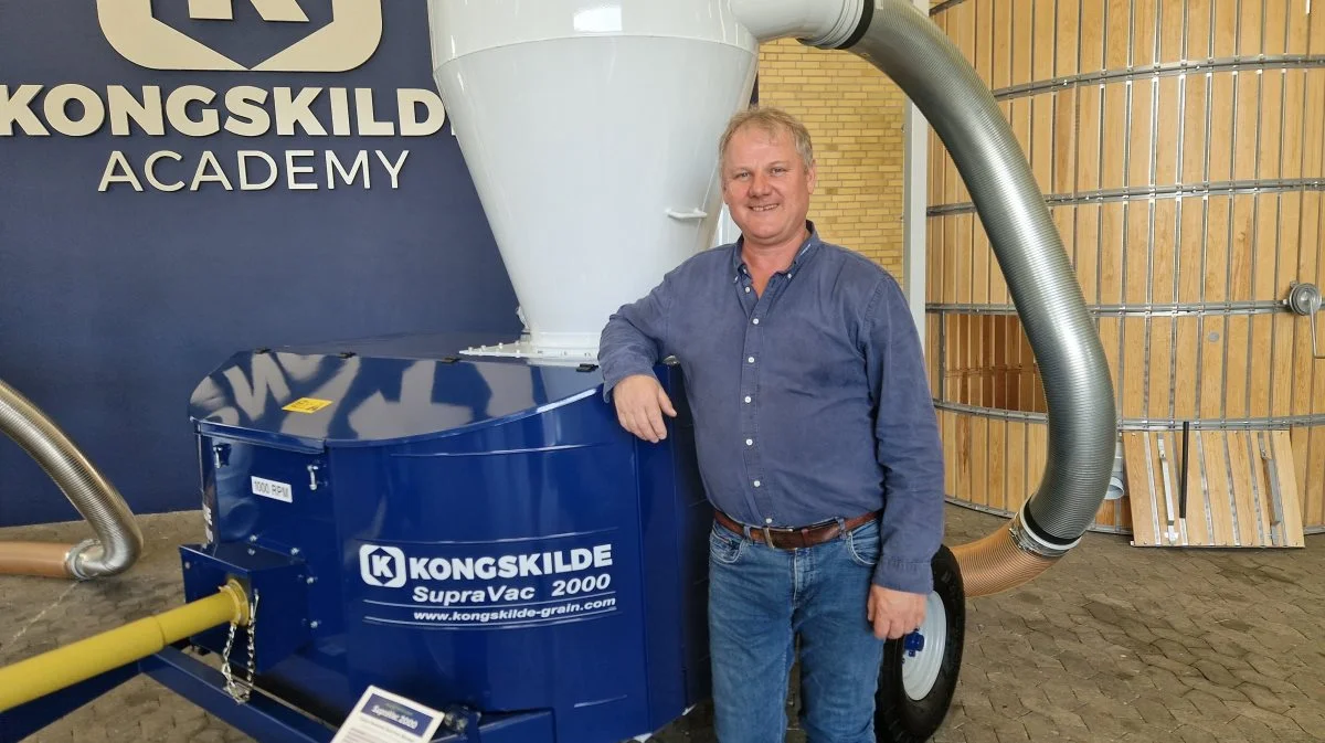 I Kongskilde Academy er der en stor udstilling med de ting, som virksomheden fremstiller. Her ses produktchef Peter Frederiksen ved den meget effektive kornsuger, SupraVac 2000, mens man til højre ser en af de mindre træsiloer, som Kongskilde også laver. 