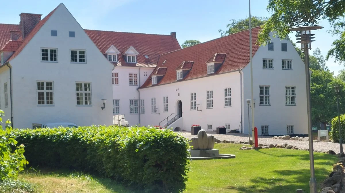 Kjærgård Landbrugsskole ved Bramming ligger i flotte bygninger og omgivelser. På fredag rykker repræsentanter fra skolen til Hovedengen i Ribe. Foto: John Ankersen