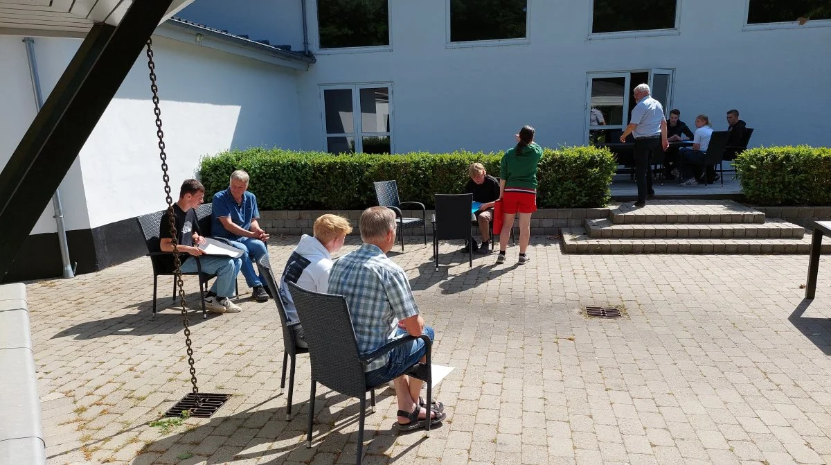 Efter fællessamlingen var det tid til en snak på tomandshånd mellem de enkelte læremestre og deres kommende praktikanter. Foto: John Ankersen