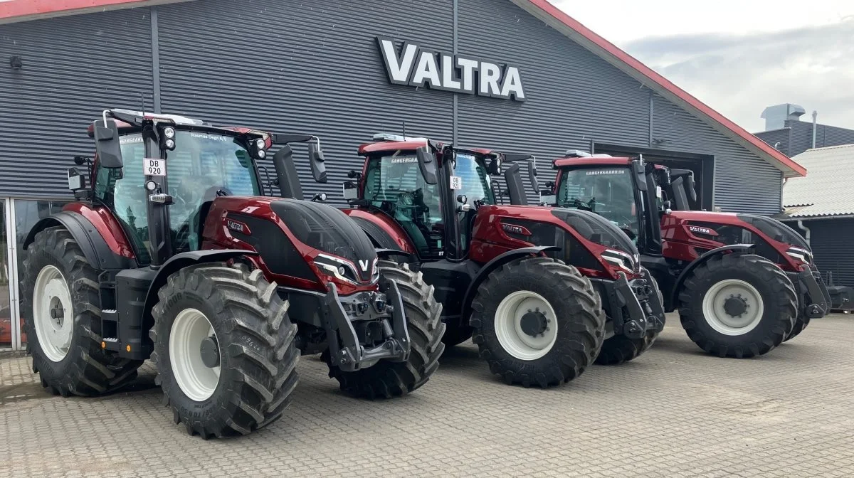 Disse tre nye Valtra-traktorer – i den nye Q-serie og topmodellen med 305 hk. - tilhører nu Gangergaardens Maskinstation.