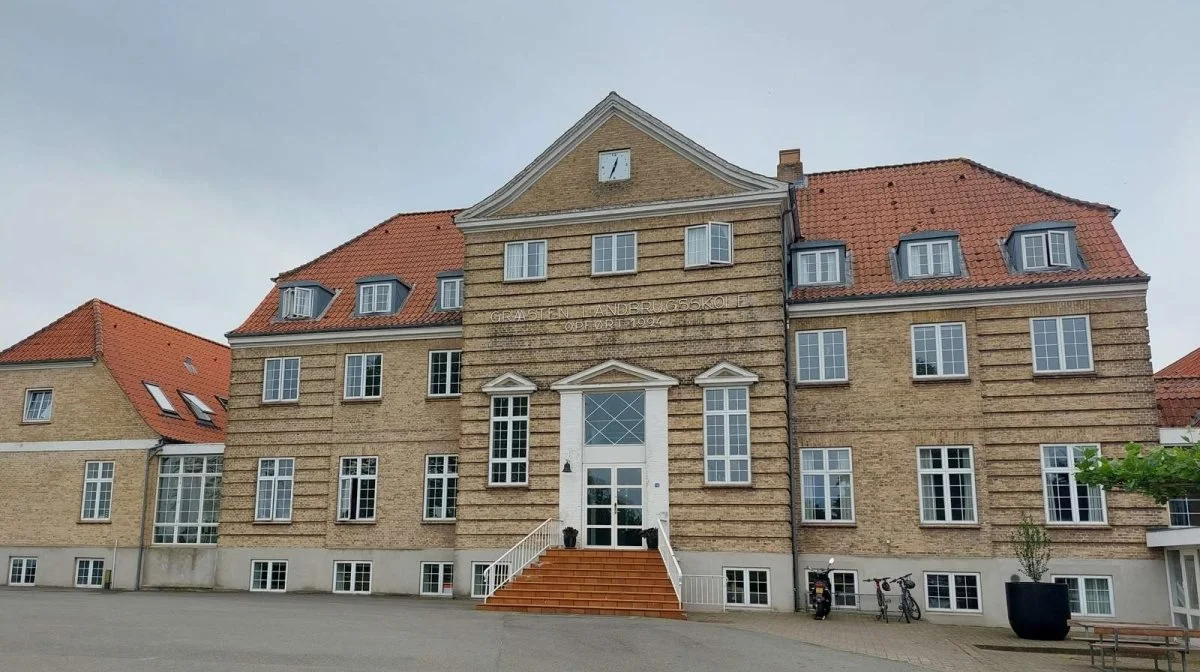 Gråsten Landbrugsskoles hovedbygning er næsten 100 år gammel – men skolen har fulgt med tiden og er ung og innovativ. Foto: John Ankersen