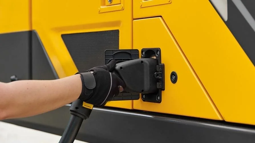 Volvo EC230 Electric leveres også med et ladekabel med et effektniveau på 22 kW, hvorved batteriet kan oplades via en CEE-stikkontakt, foruden muligheden for en mobil powerbank.