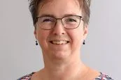 Sektionsleder Hanne Lakkenborg Kristensen var en af de nøglemedarbejdere, der flyttede med fra Årslev på Fyn til det nye Institut for Fødevarer i Agro Food Park og dermed får mulighed for at fortsætte sin forskning i frugt, grønt og bær på forskningsstationen AU Auning. Foto: AU