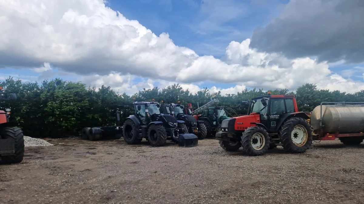 Laursen Group har opgraderet deres vognpark i løbet af de seneste år. Her er et udsnit af dem. Der køres, som det kan ses, med Valtra-traktorer. 